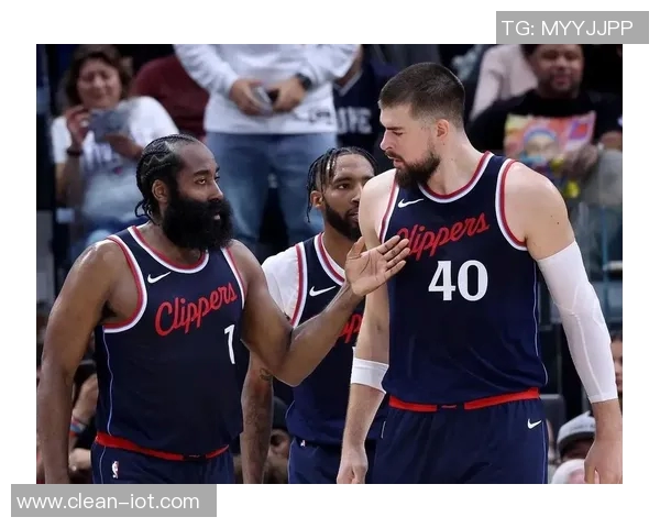 快船与步行者全场激战回顾球迷热情高涨精彩瞬间不断